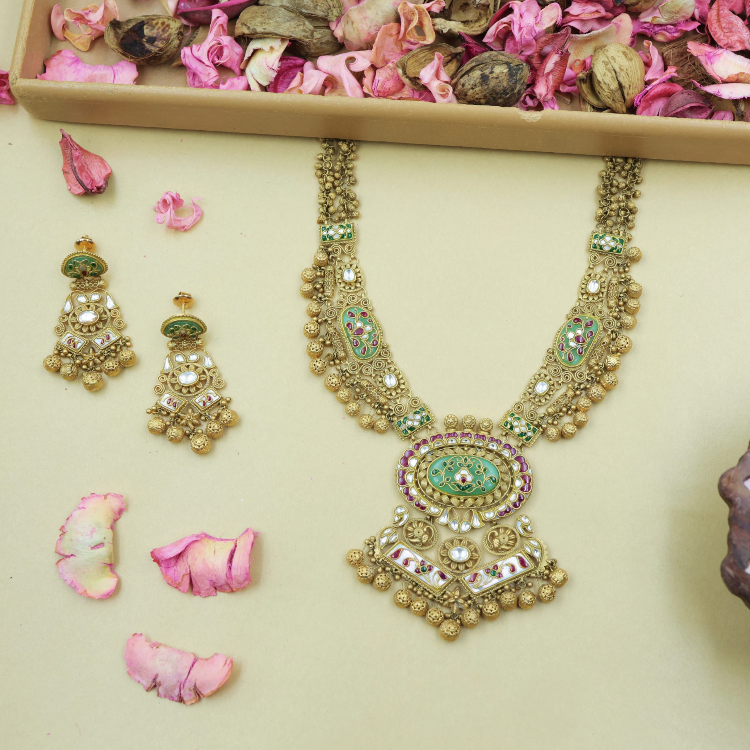 real-gold-jewellery-set-with-gold-earrings-gold-jewellery-product-photography-ready-share